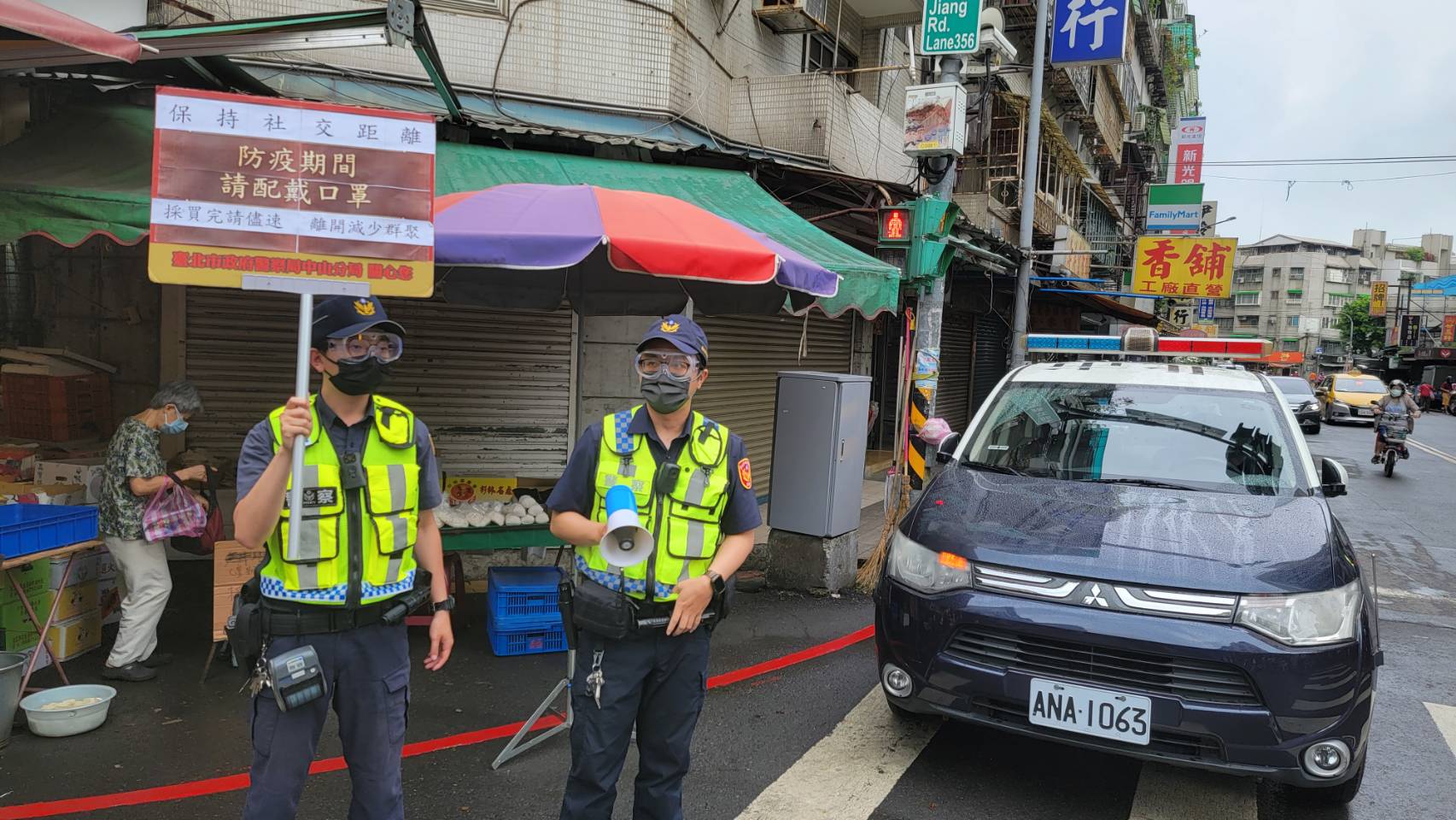 Local governments expanded staff and police officers to be stationed at various markets. (Photo / Provided by the Taipei City Police Department)